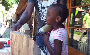 Kinderen bouwen bijenhotel in Amstelpark